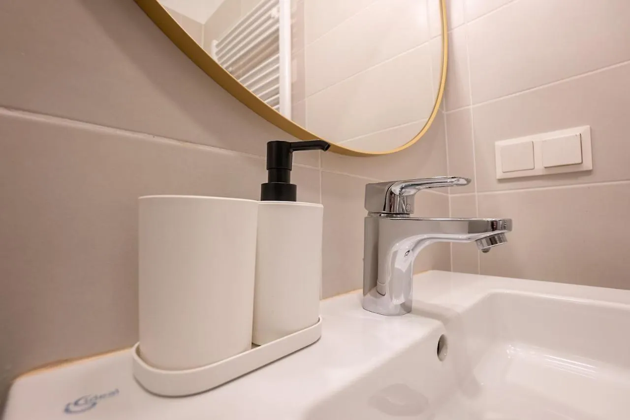 Stylish Apartment With Dedicated Working Space And Super King-Size Bed Located Between City Centre And Donau River Wien