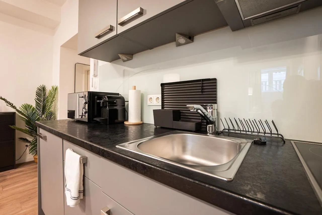 Stylish Apartment With Dedicated Working Space And Super King-Size Bed Located Between City Centre And Donau River Wien 0*,  Österreich