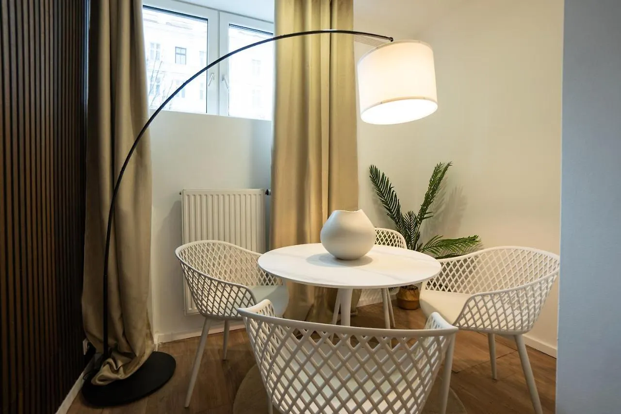 Stylish Apartment With Dedicated Working Space And Super King-Size Bed Located Between City Centre And Donau River Wien Österreich